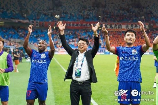 所以，我在8年前拍了《肉与灵》，之后拍了一部入围戛纳主竞赛单元的电影《吾妻之话》，紧接着拍了这部。