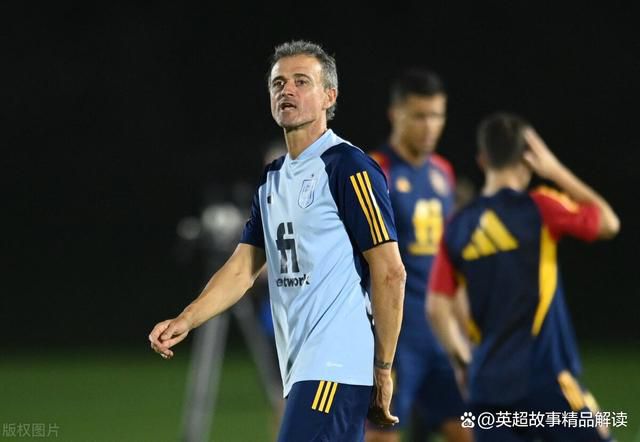 两名英军士兵手持上了刺刀的李恩菲尔德步枪，冲出了已经成为废墟的建筑物。