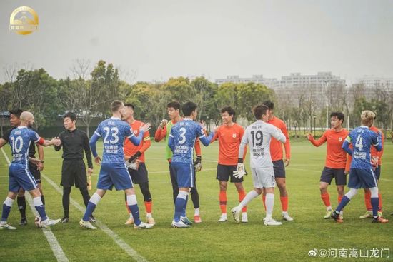 2025-10-10 提离婚后首现身！