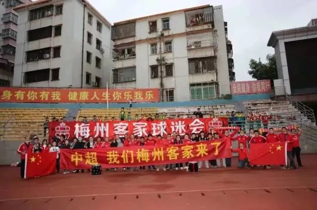 《龙之家族》第二季曝光对立版海报 2024-05-23 日前，HBO热剧《龙之家族》第二季曝光“对立”版海报，公主雷妮拉·坦格利安与王后阿莉森·海塔尔闺蜜变敌蜜，黑绿相争、血龙狂舞即将来袭！